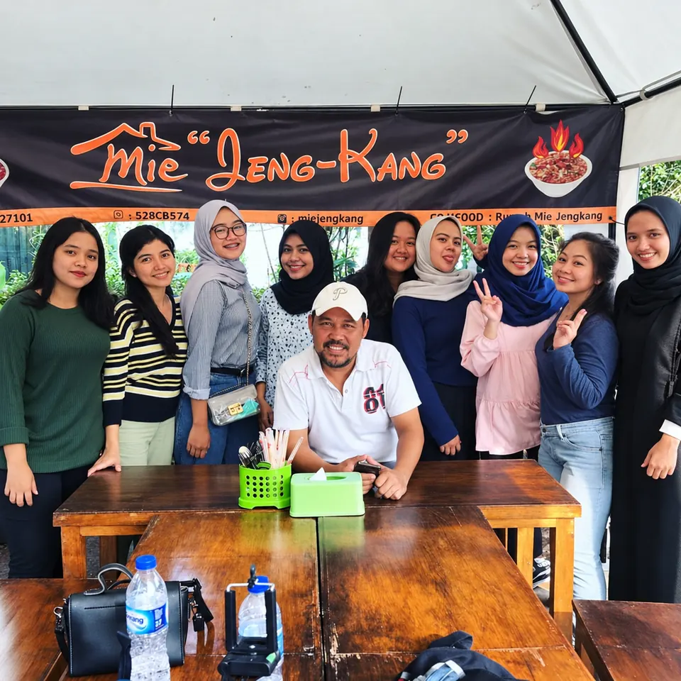 Pelanggan berfoto bersama di meja kayu Mie Jeng-Kang
