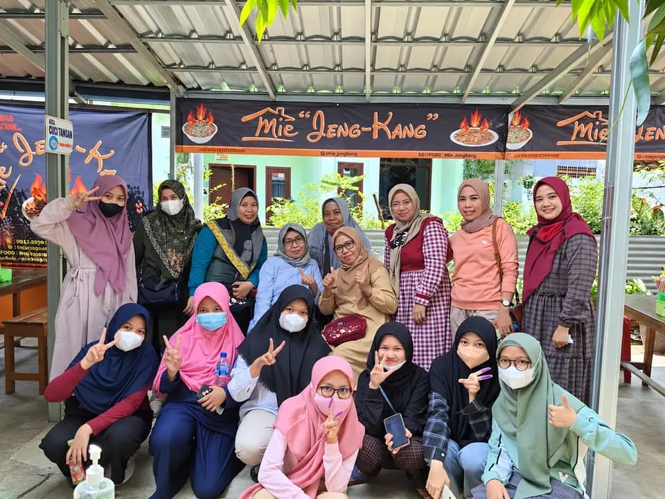 Rombongan ibu-ibu berhijab berfoto bersama di Mie Jeng-Kang